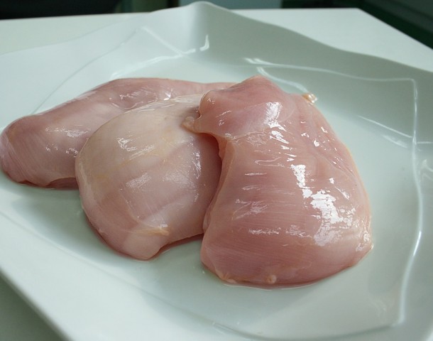 Bild 2: mageres Hühnerfleisch eignet sich neben Putenfleisch besonders gut für die Hundeschonkost.