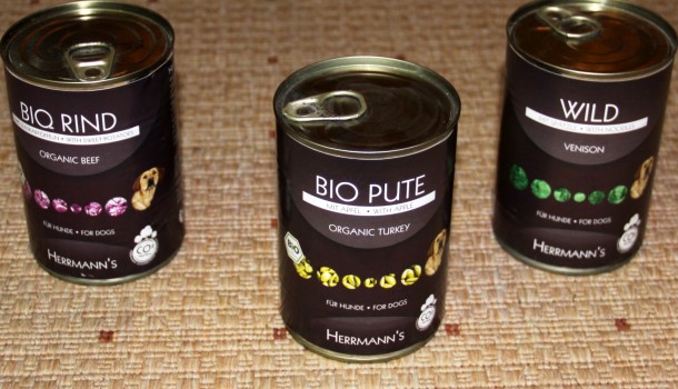 Bild 1: Die drei getesteten BIO Nassfutter Sorten der Herrmann's Manufaktur: Herrmann's Wild mit Spätzle, Herrmann's BIO Pute mit Apfel und Herrmann's BIO Rind mit Süßkartoffeln