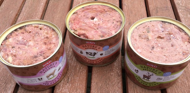 Bild 2: Drei RINTI Nature's Balance Geschmacksrichtungen – die unterschiedlichen Sorten sind zu erkennen