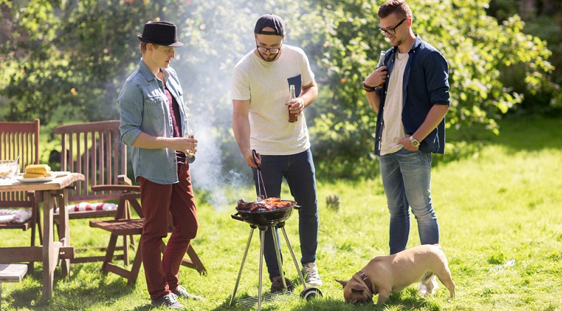 Oft wird nur ein Blick auf das Grillgut geworfen, damit der Hund hier nicht dran geht. Doch wie sieht es eigentlich mit dem Alkohol aus? Leere Bierflaschen werden häufig einfach auf den Boden gestellt, damit sie später entfernt werden können. (#02)