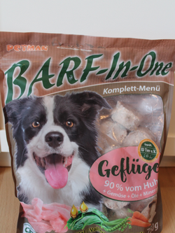 Das BARF-In-One Komplettmenü Geflügel. (Foto: Vivian Hinz)