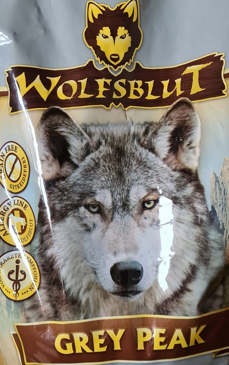 Der Wolf wird gern auf Hundefutterpackungen gedruckt. Es vermittelt Hundebesitzern eine natürliche Ernährung. Allerdings ist das Futter dennoch oft nicht natürlich.