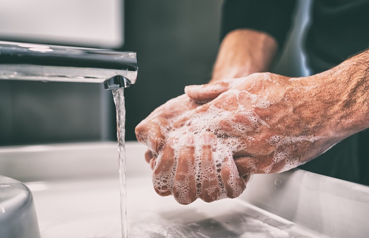 Gründliches Händewaschen ist besonders wichtig beim BARFen. Dennoch ist das Risiko für Krankheiten sehr groß. (Foto: shutterstock.com / Maridav)