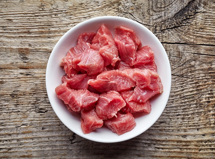 Die Fütterung mit Rohfleisch stellt immer ein hohes Risiko dar. (Foto: shutterstock.com / bigacis)