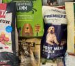 Irreführende Werbung: Das bedeutet der „Goldene Windbeutel“ und so ehrlich ist Werbung für Hundefutter - Abb. Trockenfutter mit Werbeversprechen: Bestes Fleisch, Wirkliche Natur, Grasgefüttertes Lamm, Französisches Perlhuhn, Wildente, Naturwirkung …