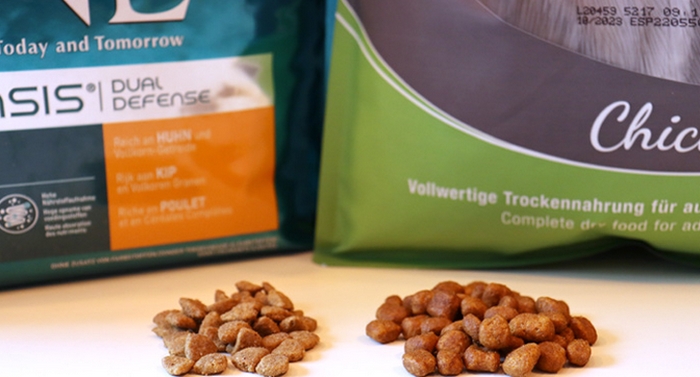 Katzenfutter-Test: Purina ONE vs. PLATINUM MeatCrisp (Foto: Sabrina Müller)