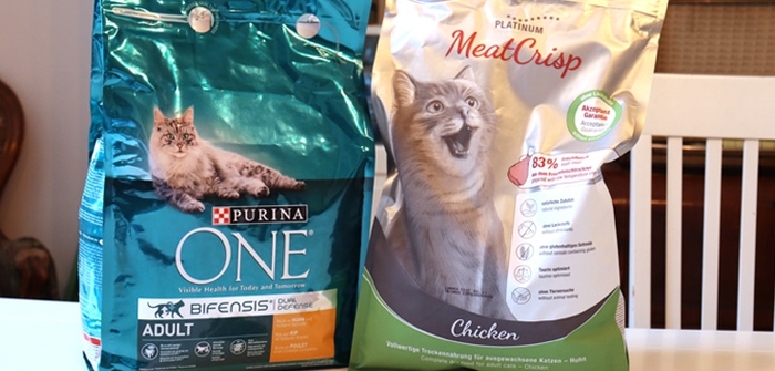 Purina ONE im Katzenfutter-Test 2022: Vergleich mit PLATINUM MeatCrisp (Foto: Leonie Priess)