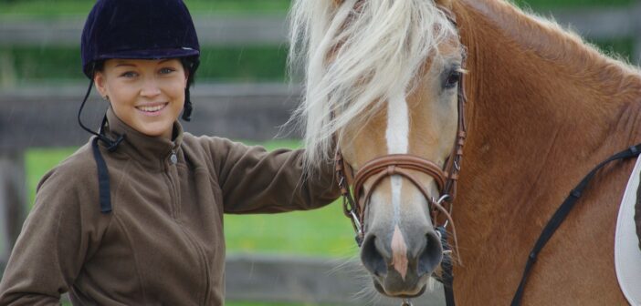 Der Schlüssel zu besserer Kommunikation: Wie Longierarbeit dich und dein Pferd besser verbindet (Foto: AdobeStock - Andrea Arnold - 25824247)
