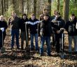 Auszubildende pflanzen 200 Bäume für widerstandsfähige Mischwälder in (Foto: Albaad Europa)