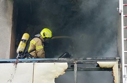 Balkonbrand im Sahlkamp gelöscht - Katze aus Wohnung (Foto: Fw. Hannover)