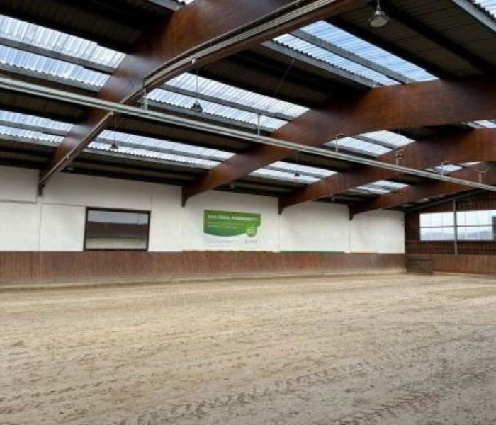 Großzügige Anlage: Neben dem 4.000 Quadratmeter großen Reitplatz (Foto: Grünbeck AG)